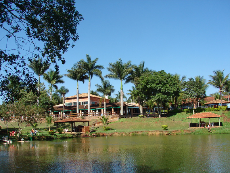 Vista do Restaurante a Partir do Lago Estância Montagner
