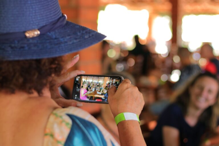 gente feliz almoçando no restaurante de fogao a lenha estancia montagner