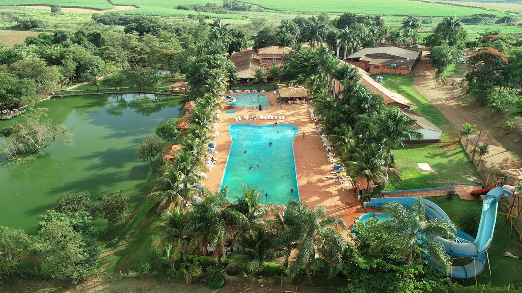 Lagos, piscinas e um toboagua cercado por área verde em parque hotel fazenda de Campinas